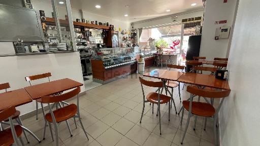 Snack bar, cafetaria para trespasse na 25 de Abril de 1974