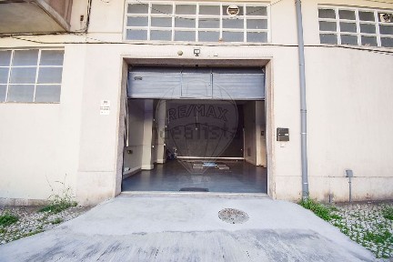 Arrendamento de armazém na Rua do Moinho