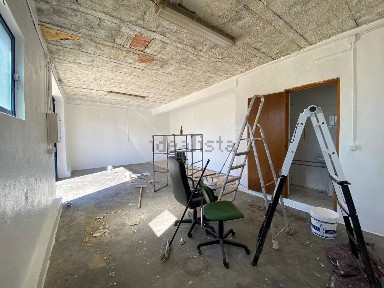 Arrendamento de armazém na Rua dos Caixeiros