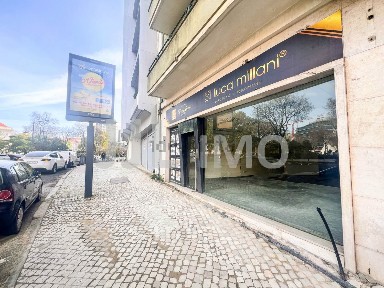 Arrendamento de espaço comercial na Praça José Fontana