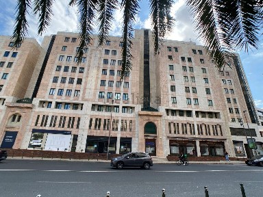 Arrendamento de espaço comercial na Rua Maria Ulrich