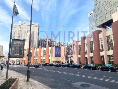 Arrendamento de espaço comercial na Rua Carlos Alberto da Mota Pinto, 5 b