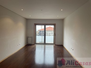 Arrendamento de apartamento T2 na Rua Senhor dos Aflitos, 422