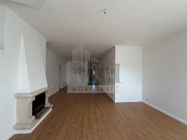 Arrendamento de apartamento T2 na Rua do Baixeiro