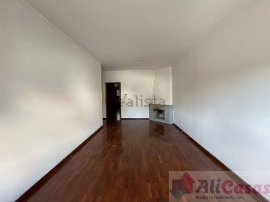 Arrendamento de apartamento T2 na Rua Aquilino Ribeiro, 76