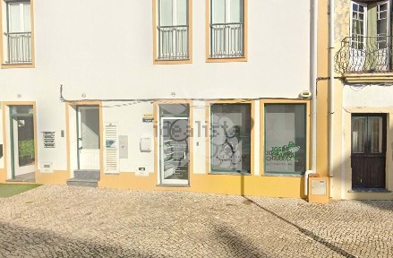 Espaço comercial à venda em Santiago Maior e São João Baptista