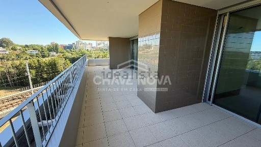 Apartamento T4 à venda na Rua Doutor Albino Aroso s/n