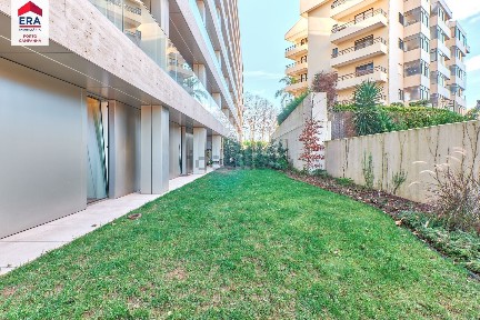 Apartamento T4 à venda na Rua de Nove de Abril