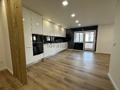 Apartamento T4 à venda na Avenida Mouzinho de Albuquerque, 144