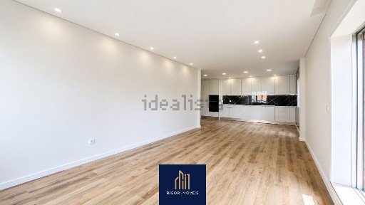 Apartamento T4 à venda na Rua Doutor Leonardo Coimbra