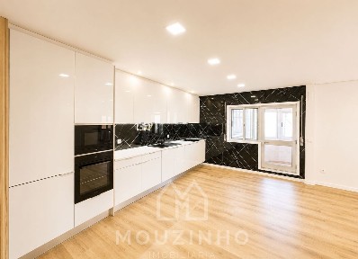 Apartamento T4 à venda na Praça dos Combatentes s/n