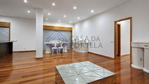 Apartamento T4 à venda na Rua Almirante Reis s/n