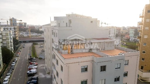 Apartamento T4 à venda na Rua do Capitão Henrique Galvão