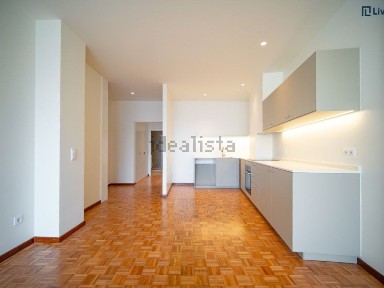 Apartamento T1 à venda na Rua Afonso Cordeiro, 361