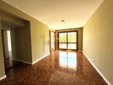 Apartamento T3 à venda na Rua Rui de Pina