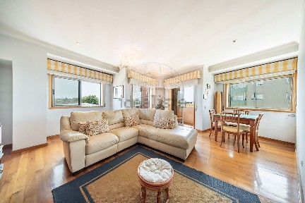 Apartamento T4 à venda na Caxinas