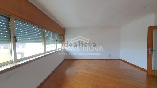 Apartamento T3 à venda na Rua Fernão de Magalhães