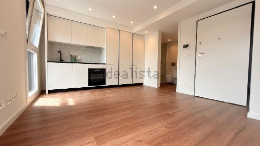 Apartamento T1 à venda na Rua Silva Brinco, 208