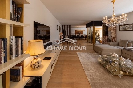 Apartamento T4 à venda na Avenida do Parque