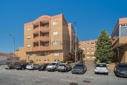 Apartamento T3 à venda na Rua Professor Rui Luís Gomes, 44