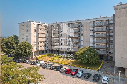 Apartamento T2 à venda na Rua Doutor António de Sousa Oliveira