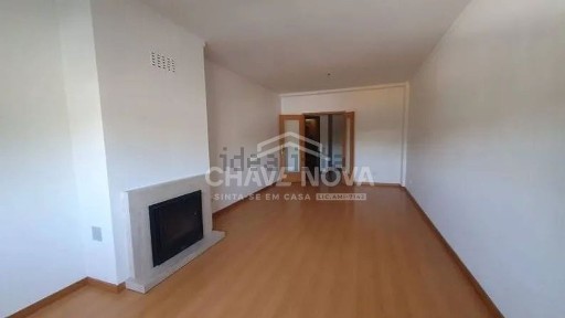 Apartamento T2 à venda na Rua Agras Novas