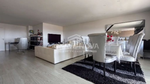 Apartamento T4 à venda na Rua Padre Iria Carvalhal