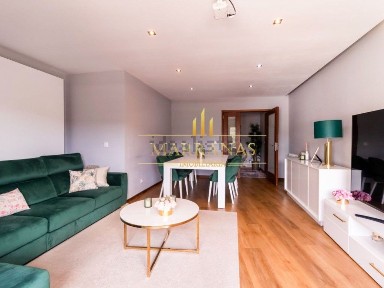 Apartamento T4 à venda na Rua Doutor José Bragança Tavares