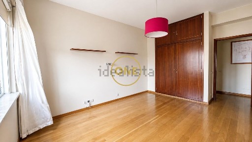 Apartamento T4 à venda na Avenida de Fernão de Magalhães s/n
