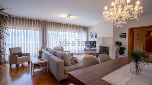 Apartamento T4 à venda na Travessa Manuel Vieira Neves da Cruz