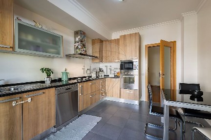 Apartamento T4 à venda na Avenida José Eduardo Vitor das Neves