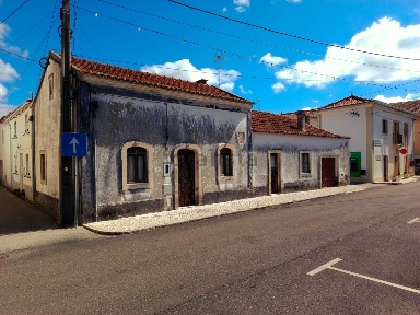 Moradia independente à venda na Praça Emídio Pinheiro