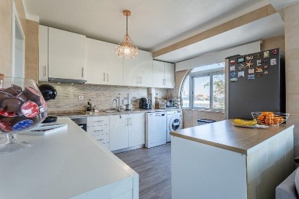Apartamento T3 à venda na Rua Padre António Pereira, 1