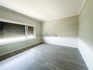Apartamento T3 à venda na Avenida Andrade Corvo, 3