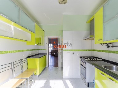 Apartamento T3 à venda na Rua 25 de Abril