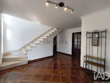 Moradia geminada à venda em Almalaguês