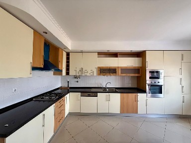 Apartamento T3 à venda na Rua Isabel Alemão