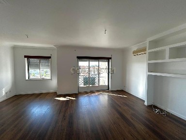 Apartamento T3 à venda na Estrada do Barreiro
