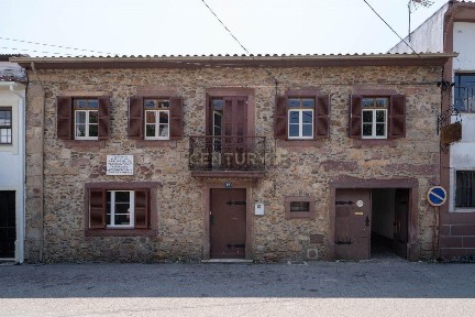 Vila Nova do Ceira, Largo Adro da Igreja, 13