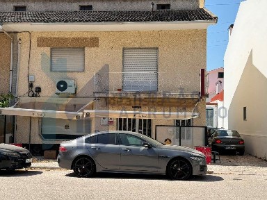 Apartamento T3 à venda na Rua Cidade de Penafiel