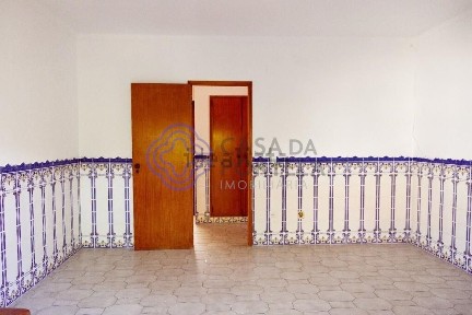 Apartamento T3 à venda na Rua Arquitecto Cottinelli Telmo