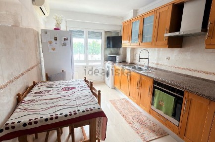Apartamento T3 à venda na Rua Vitorino Nemésio, 8