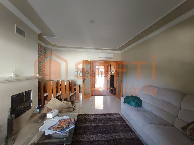 Apartamento T3 à venda na Rua Doutor Jorge de Sena, 38 a