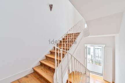 Apartamento T8 à venda na Rua Capelo e Ivens