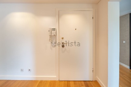 Apartamento T5 à venda na Rua Dom Domingos Pinho Brandão