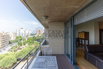 Apartamento T3 à venda na Rua Pintor César Abbot, 82