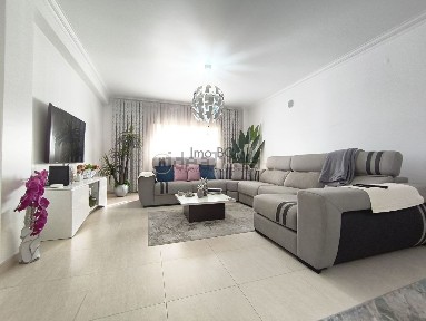 Apartamento T3 à venda na Avenida 25 de Abril