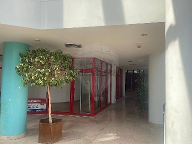 Arrendamento de espaço comercial na Avenida do Infante