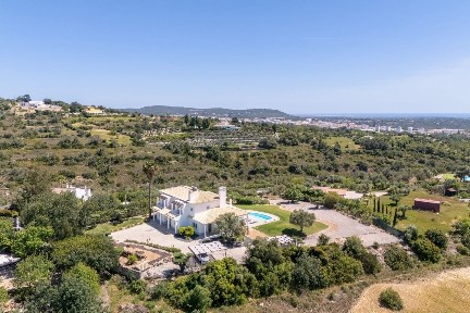 Arrendamento de moradia independente no Centro Oeste da Cidade de Loulé