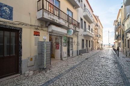 Espaço comercial à venda na Rua António Carvalho Laranjo, 42